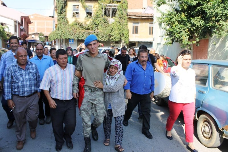 Afrin’den dönen komando er, baba ocağında davul zurnayla karşılandı