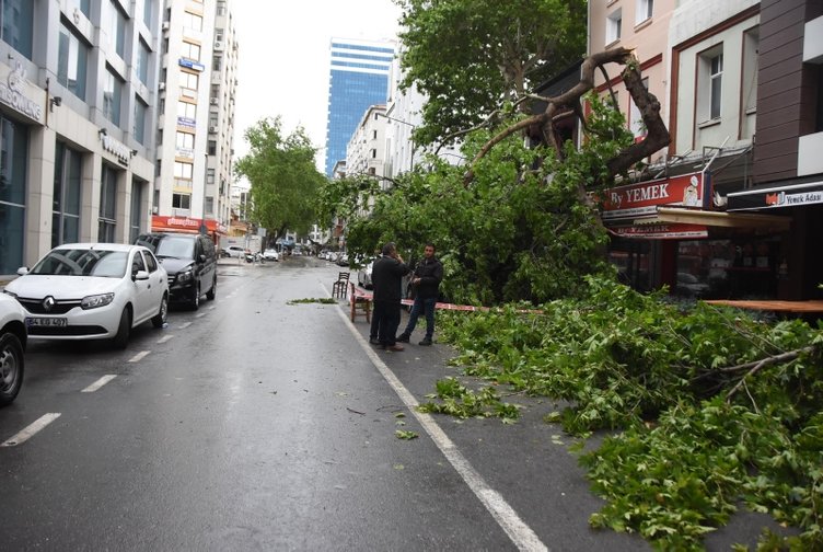 İzmir’i şiddetli fırtına vurdu