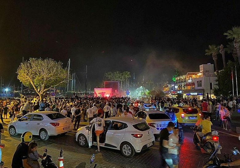 Bodrumspor taraftarı geceyi aydınlattı