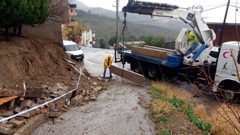 İzmir’de sağanak yağış! Yol çöktü, kayan bina tahliye edildi