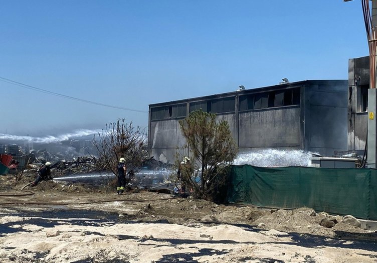 Manisa’da geri dönüşüm fabrikasında yangın! Ekiplerden zehirli gaz uyarısı
