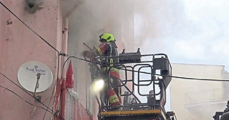 Balıkesir’de al bayrağa alevleri yaklaştırmadılar