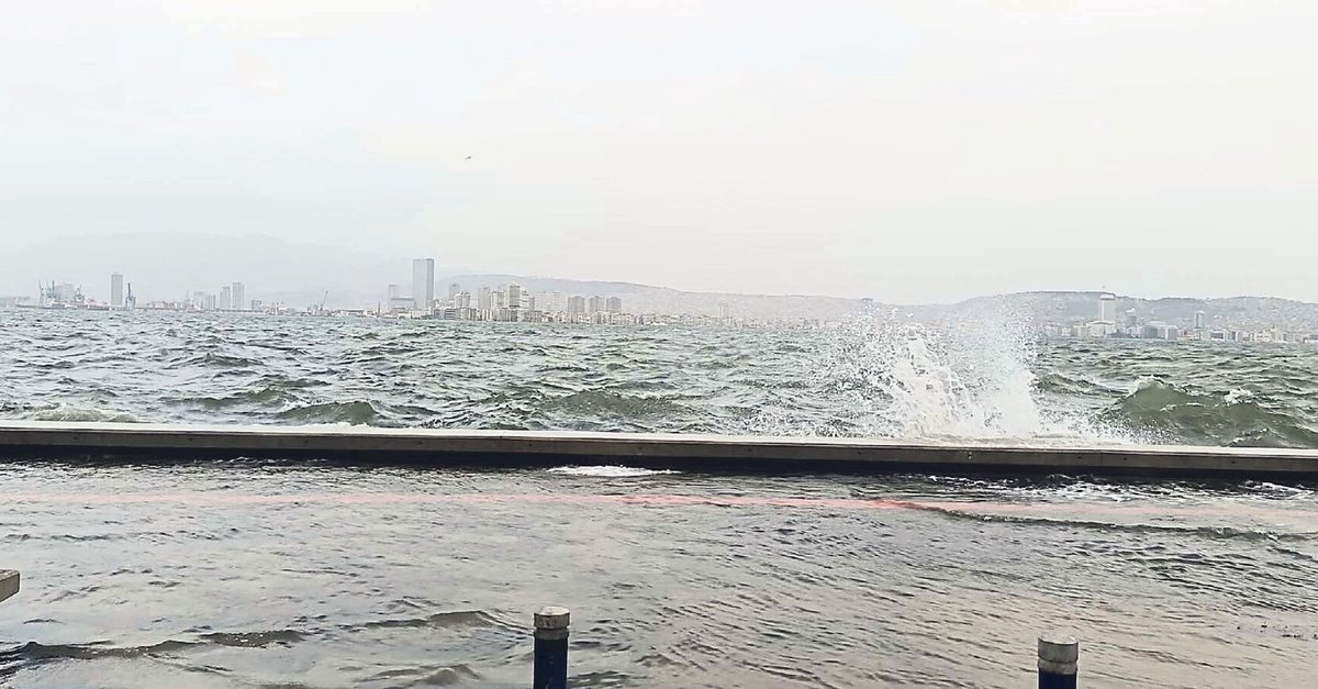 50 yılda bir görülen fırtına İzmir’i vurdu