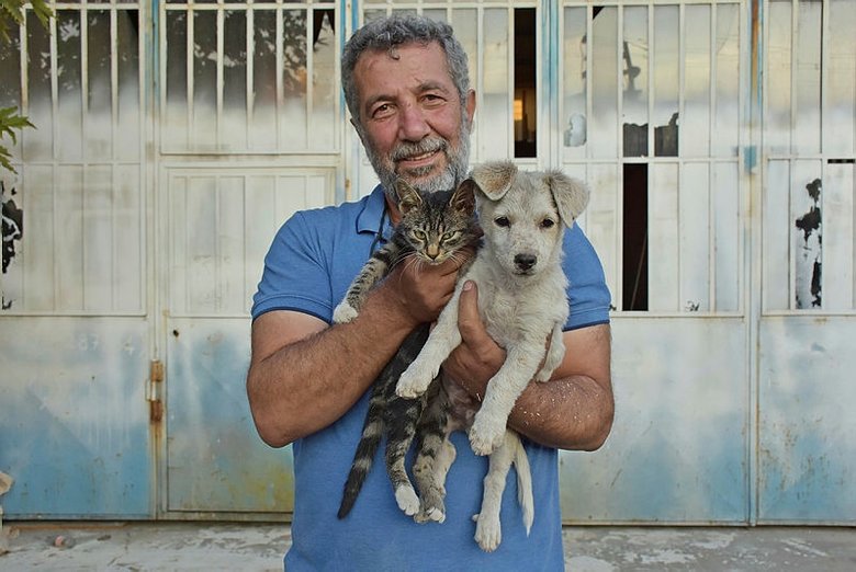 Manisa�da kedi yavrusu ile köpek yavrusunun iç ısıtan dostluğu Manisa