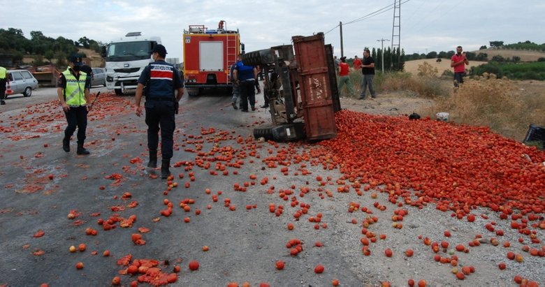 Çanakkale’de TIR’ının çarptığı domates yüklü traktördeki 5 kişi yaralandı