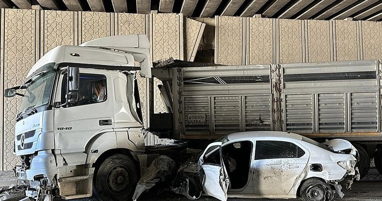 Uşak’ta feci kaza! Otomobil TIR’ın altına girdi