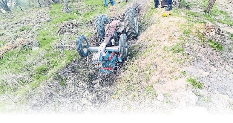 Devrilen traktörünün altında hayatını kaybetti