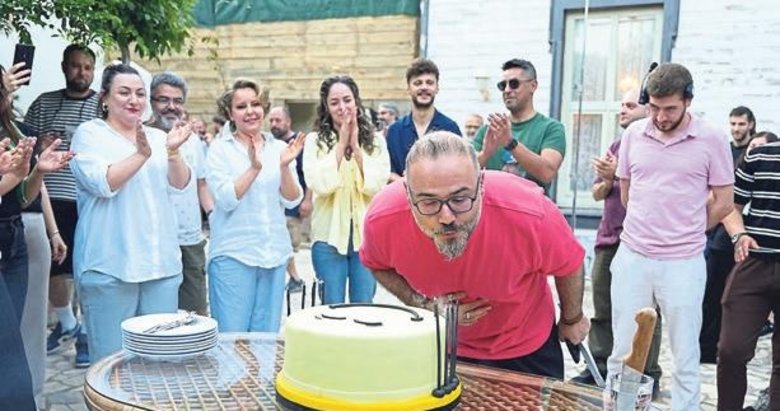 ‘Aile Saadeti’ setinde sürpriz doğum günü
