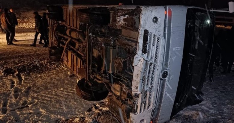 Kontrolden çıkan işçi servisi yan yattı: 3 yaralı