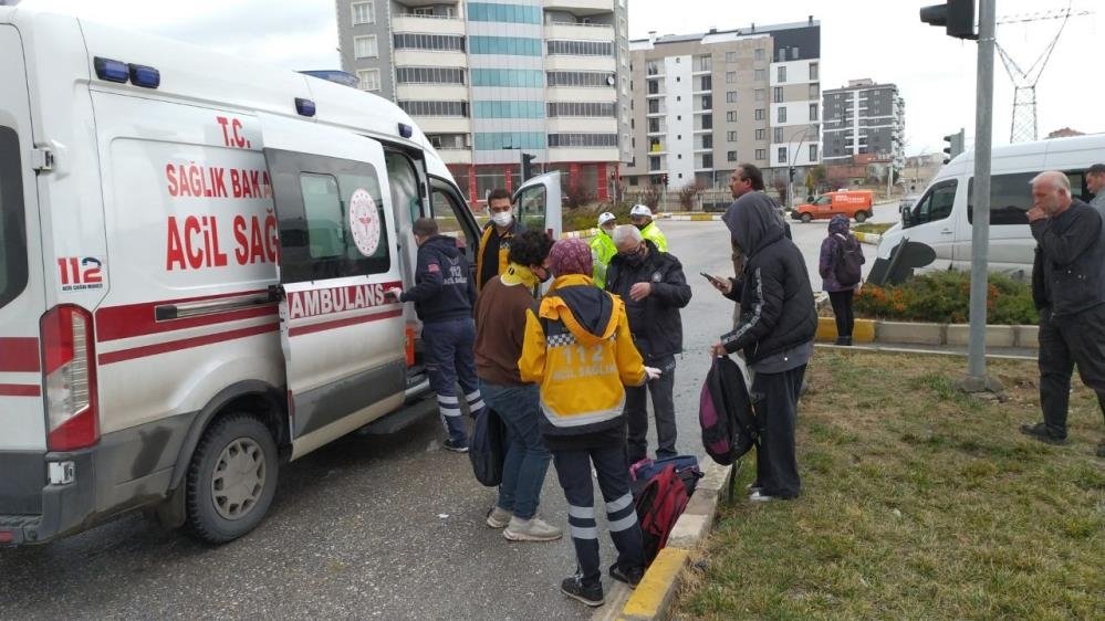 Öğrencileri taşıyan minibüs kazaya karıştı: 11 yaralı