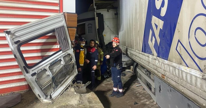 İzmir’de karşı şeride geçen TIR, ölüm saçtı