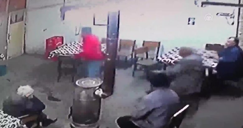 İzmir’de panik anları kamerada! Depremden böyle kaçtılar