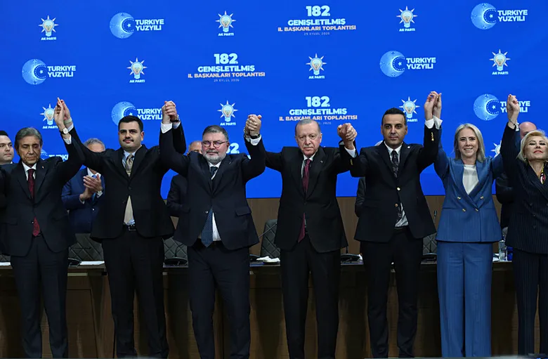 9-belediye-baskani-ak-partiye-katildi-rozetlerini-baskan-recep-tayyip-erdogan-takti-1790700104608.png