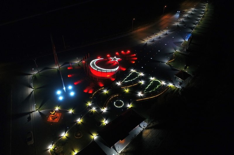Balıkesir’ de al bayrağın rengini gece karanlığıyla bütünleştiren 15 Temmuz anıtı