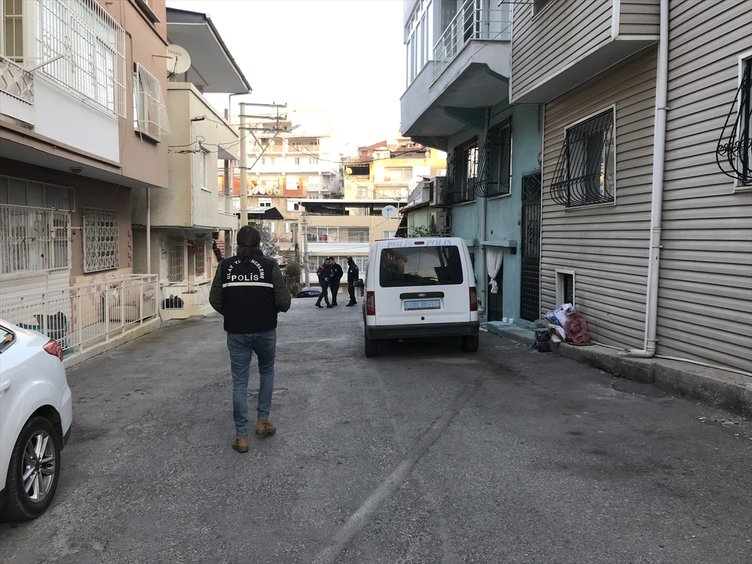 İzmir’de dehşet anları kamerada! Sokakta saldırdığı eski eşini pompalı tüfekle yaralı