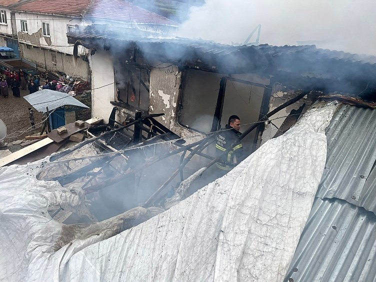 Afyon’da yangın paniği: Baba, kapıyı kırarak çocuklarını alevlerden kurtardı