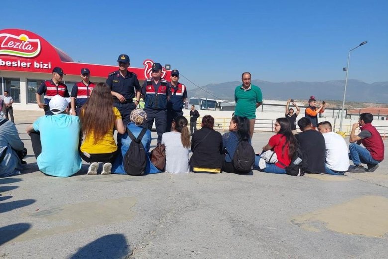 Sendikalı oldular diye kovulan işçiler fabrika önünde eylem yaptı