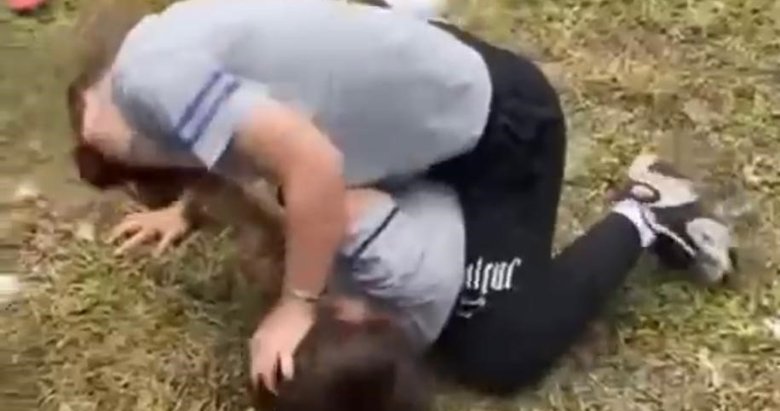 İzmir’de akılalmaz görüntü! Kız öğrenciler saç saça kavga etti