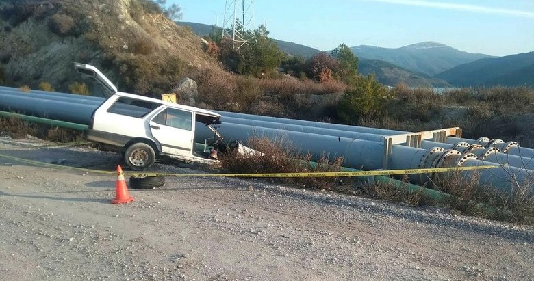 Yol kenarındaki boru hattına çarpan otomobildeki yolcu öldü, sürücü yaralandı