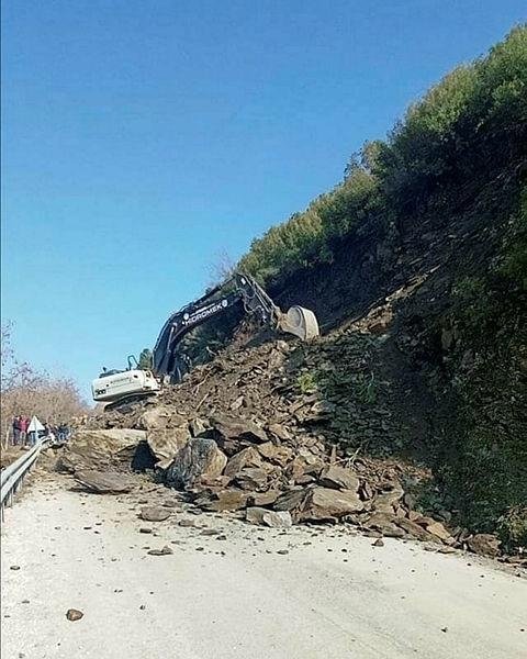Denizli - Babadağ yolunda faciadan dönüldü! Heyelan yolu kapattı