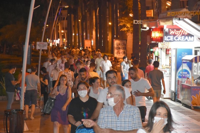 Marmaris’te tatilciler gündüz plajları, akşam sokakları doldurdu