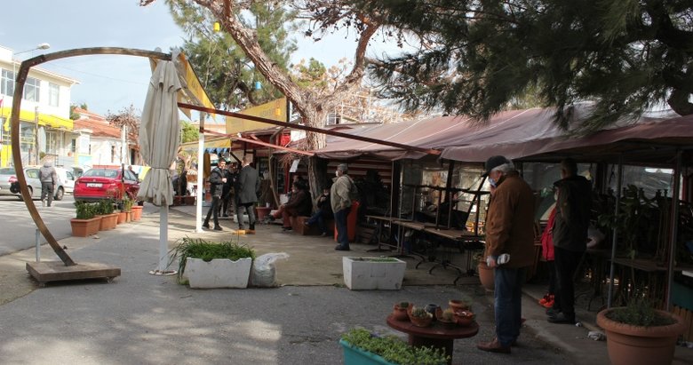 İzmir’deki deprem fırtınası sürüyor! Karaburun’da bazı dükkanlar tedbir amaçlı boşaltıldı