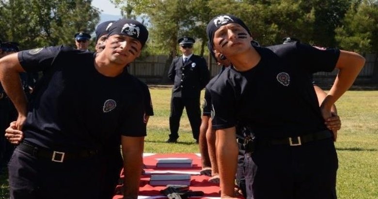 Balıkesir’de polisler mezuniyet heyecanı yaşadı