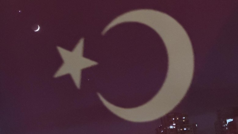 gokyuzunde-buyuleyen-goruntuler-hilal-ve-venusten-ay-yildiz-soleni-1781765794721.jpeg