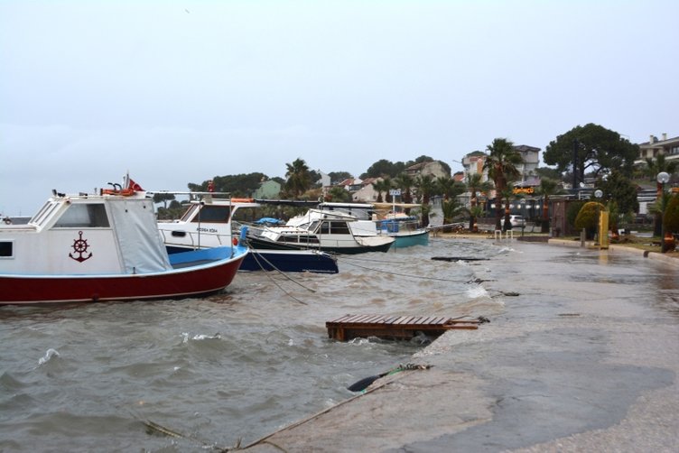 Balıkesir’de fırtına ve yağış etkili oldu! Ayvalık’ta balıkçı tekneleri battı, iskeleleri parçalandı