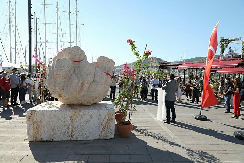 Bodrum’da sünger avcıları anısına 17 tonluk heykel yapıldı