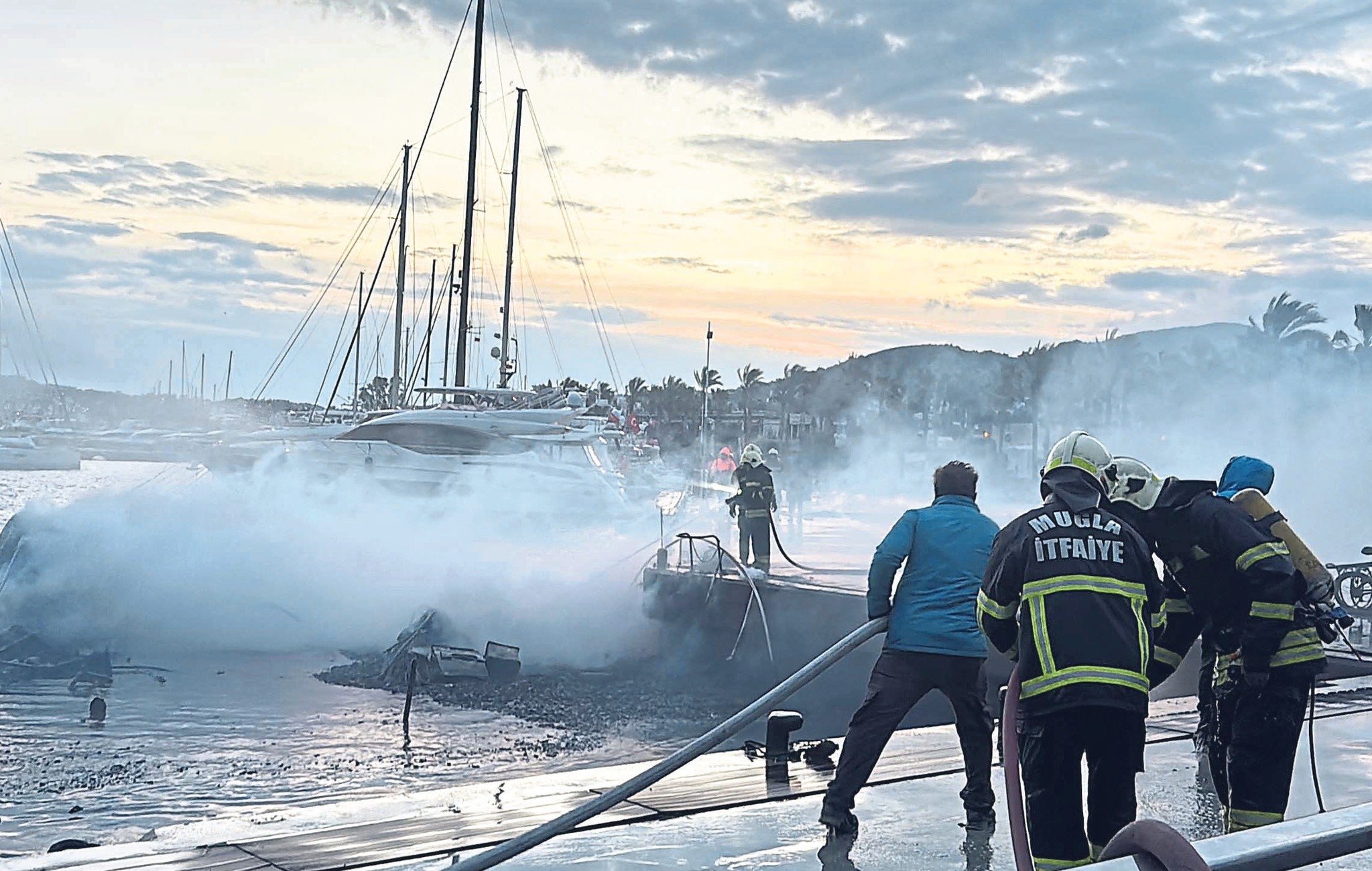 Milyonluk yatları alevler yuttu