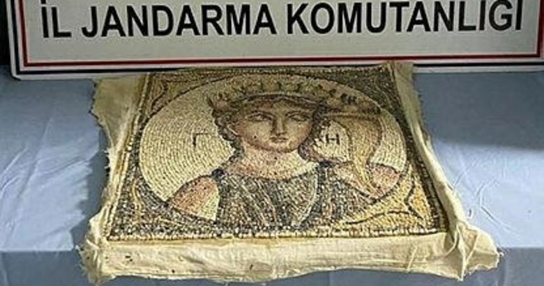 İzmir’de 2 bin yıllık olduğu değerlendirilen mozaik ele geçirildi