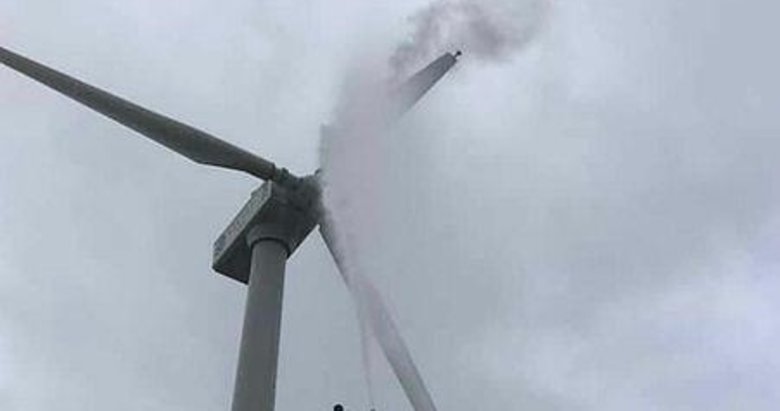 Rüzgar enerji santraline yıldırım düştü, pervanesi alev aldı