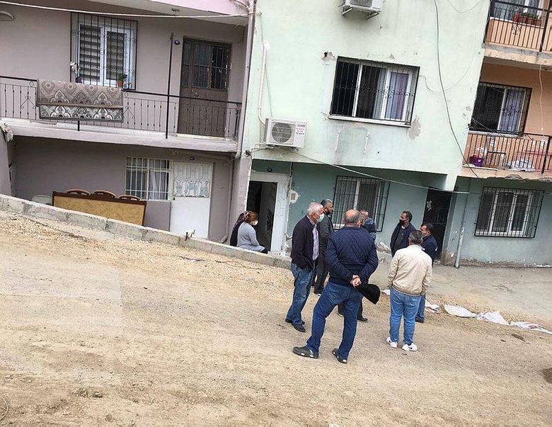 Birinci kattaki evinde çıkan yangında balkondan atlayan kadın yaralandı