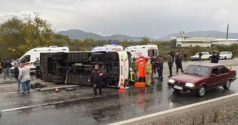 SON DAKİKA | Bartın’da feci kaza! İşçi servis midibüsü devrildi: 1 ölü, 19 yaralı