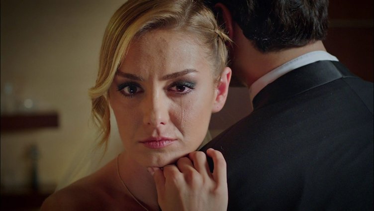 Özlem Yılmaz hayranlarına üzücü haberi verdi