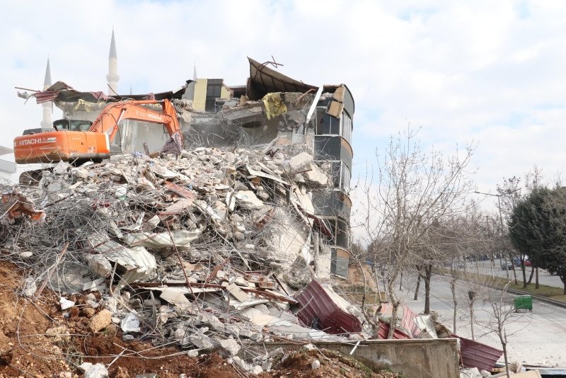 Depremin merkezi Kahramanmaraş’ta kontrollü yıkımlar başladı