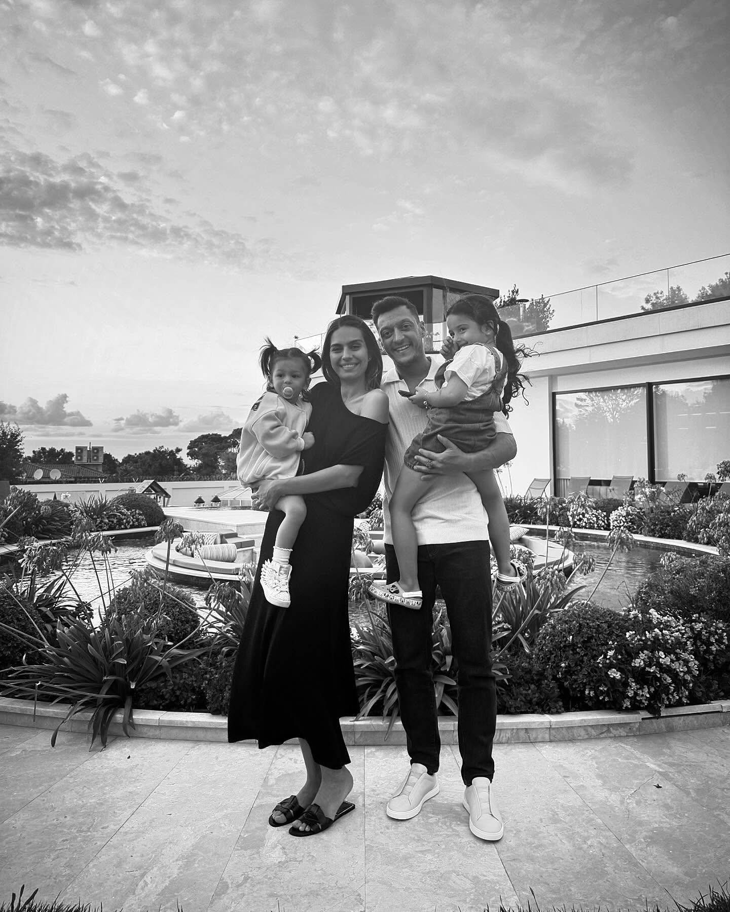 Çocukluk fotoğrafı ortaya çıktı! Görenler hayran kaldı: "Güzelliği doğuştan!" Tanıyabildiniz mi?