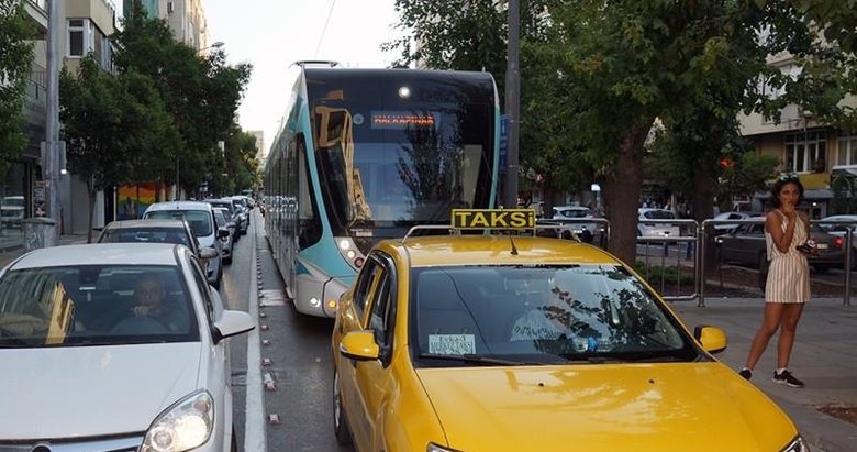 İzmir’de tramvay çilesi! Trafiğe takıldılar...
