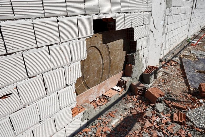 Hırsızlar İzmir’deki tarihi Kardiçalı Han’ın duvarlarını kırarak talan etti