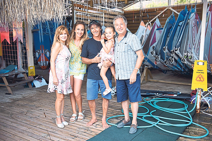 Çocuklar yararına sörf yaptılar