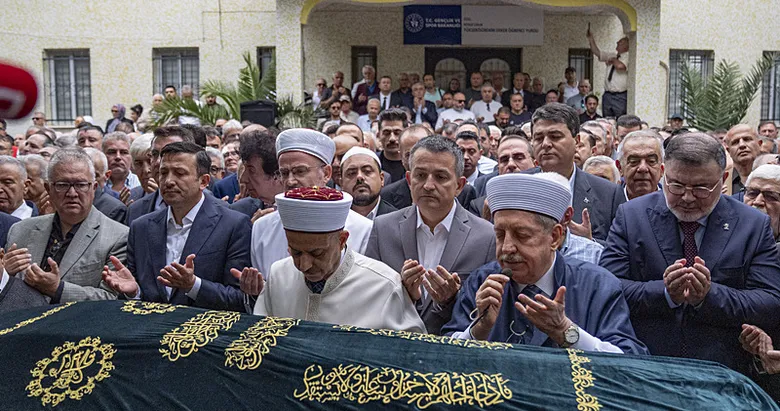 Eski İzmir Büyükşehir Belediye Başkanı toprağa verildi