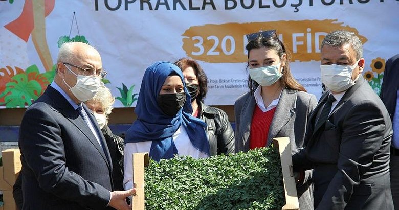 İzmir’de yerli tohumlardan elde edilen sebze fideleri 15 bin kadına dağıtılıyor