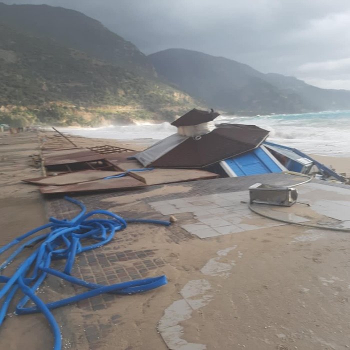 Ölüdeniz’de sahile vuran dev dalgalar kulübeleri yıktı
