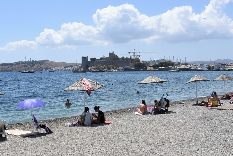 Antalya ve Muğla’da sosyal mesafeli deniz keyfi sürüyor