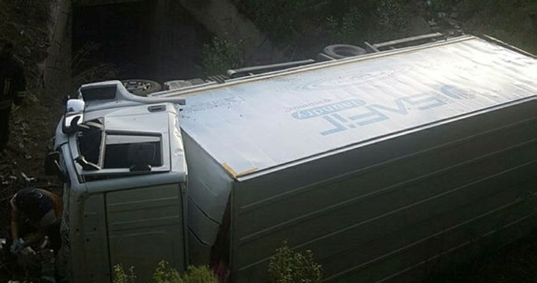 Milas’ta kamyon devrildi: 1 ölü, 2 yaralı