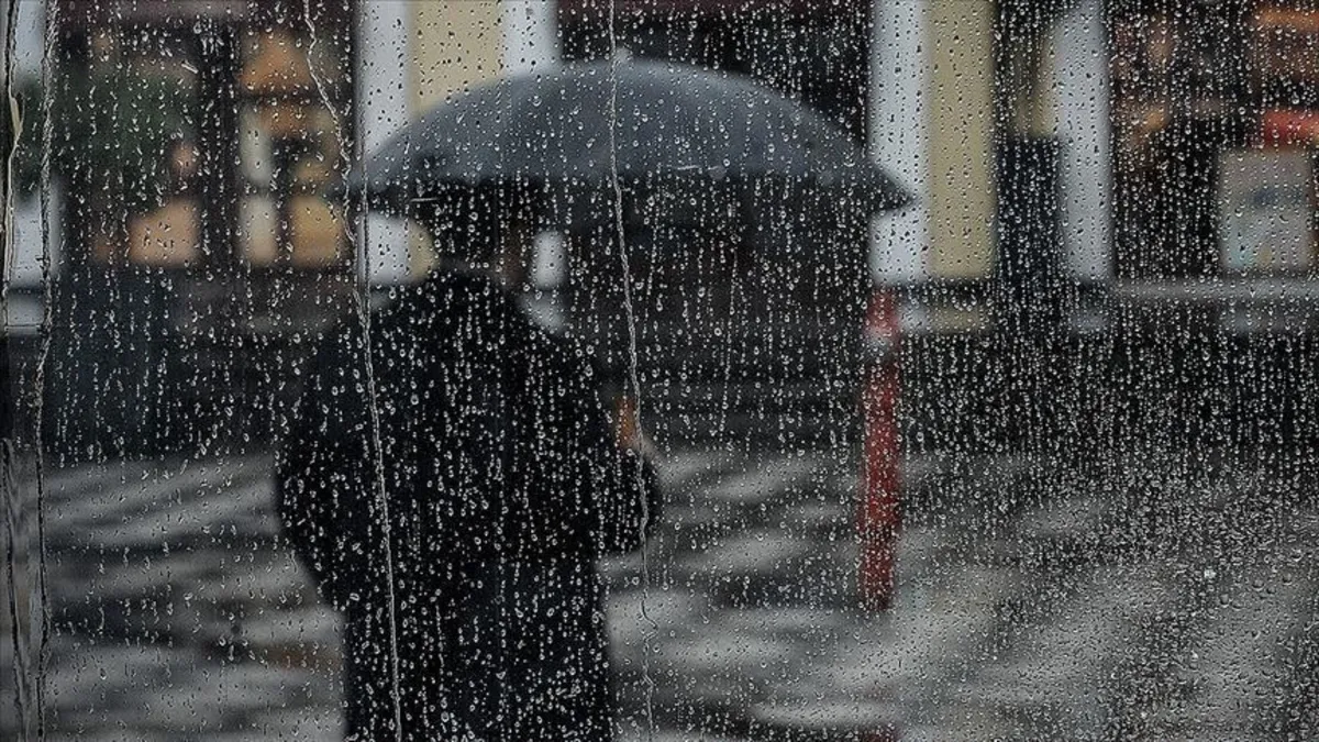 İstanbul'da cuma günü belirgin serinleme: Sıcaklık yaklaşık 10°C düşecek, sağanak ve kuvvetli rüzgar bekleniyor