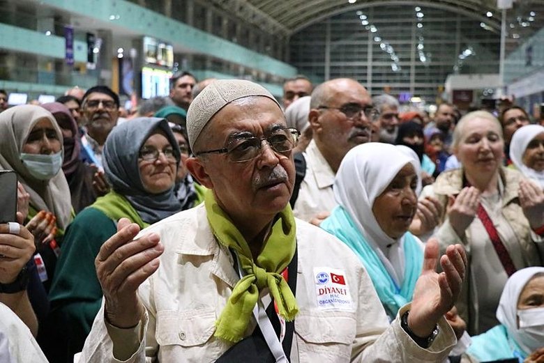 Hacı adayları İzmir’den yola çıktı! Kutsal topraklara böyle uğurlandılar