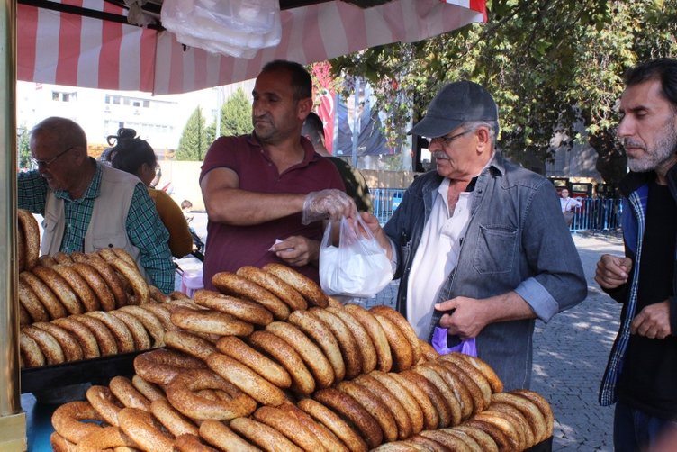 ’Gevrek’ mi ’Simit’ mi? Oxford Sözlüğü gevrek-simit tartışmasını alevlendirdi! Peki İzmirliler ne diyor?