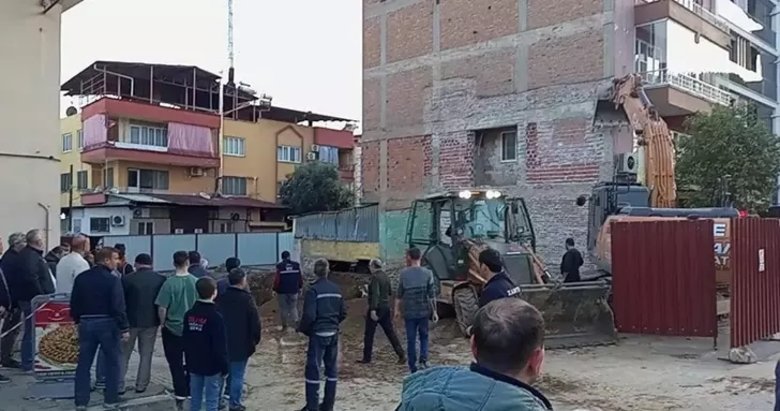 Aydın’da 4 katlı binada çökme! İş makinesinin kepçesini duvara dayayarak önlem aldılar